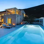 Urania Luxury * Βασιλική
