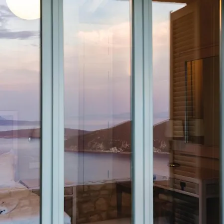 Urania Luxury Villa *